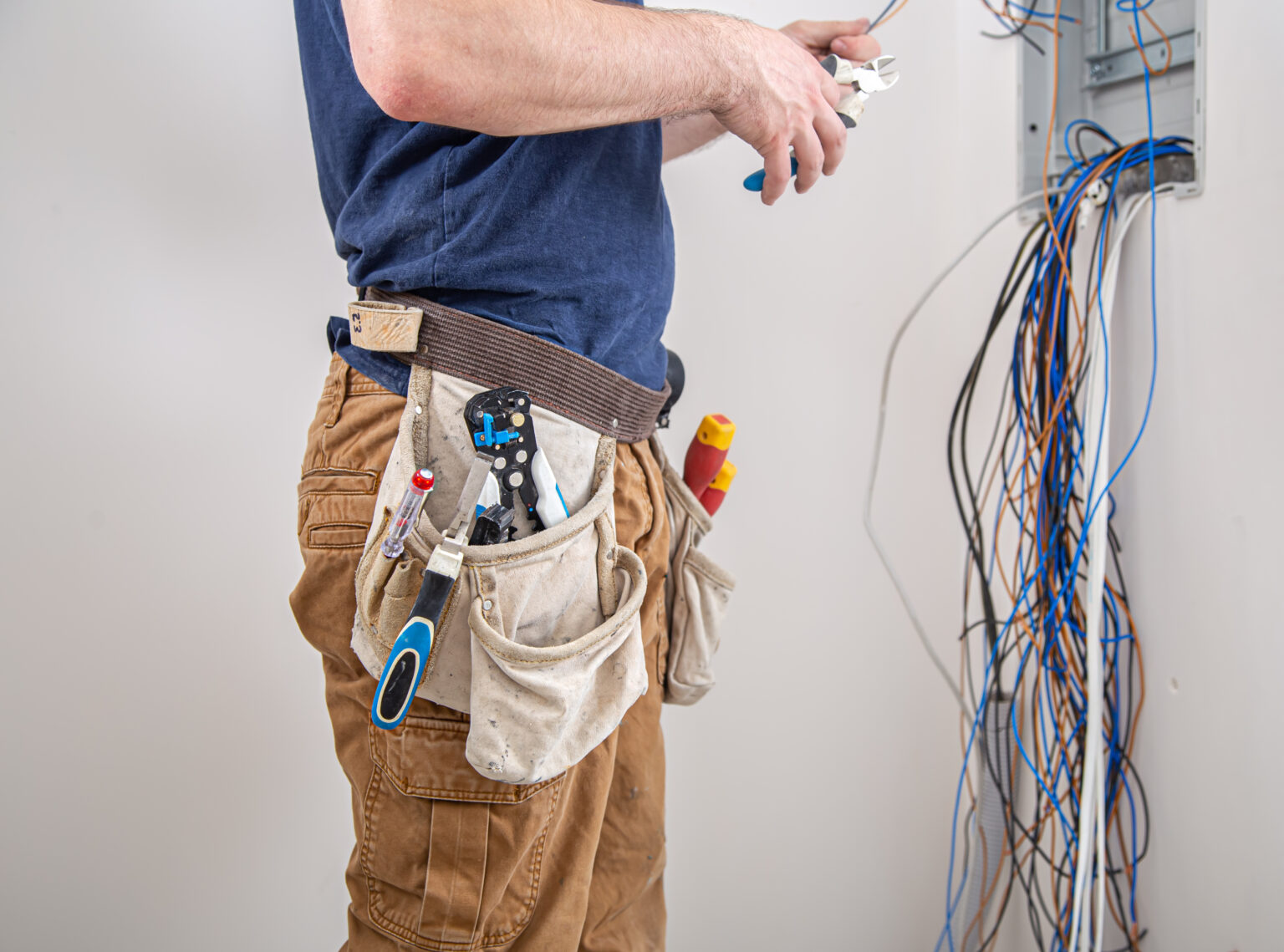 Técnico revisando la instalación eléctrica de una tienda o bar.