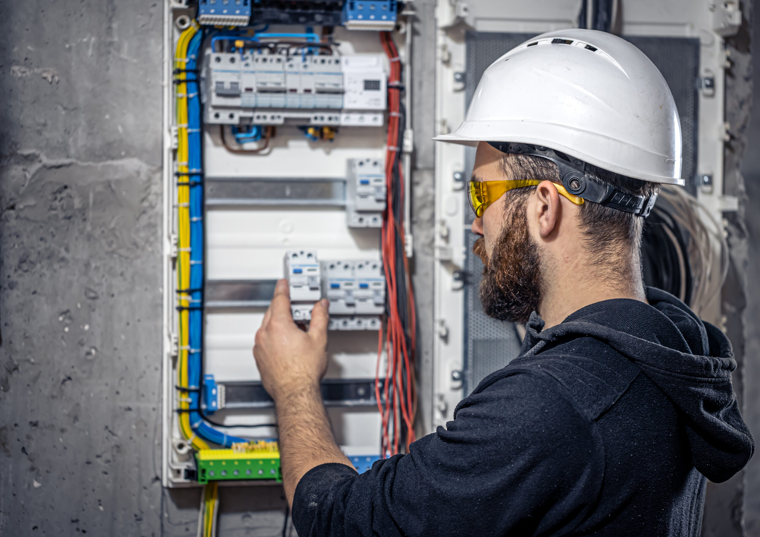 Maletín de herramientas especializadas para electricidad.